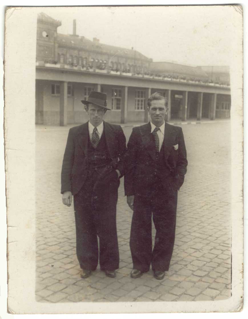 01-028.jpg (51517 bytes)